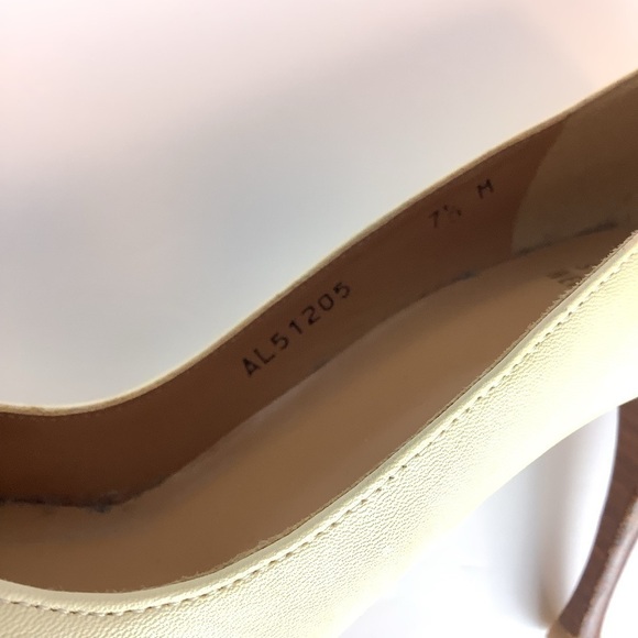STUART WEITZMAN LEATHER CREAM NEUTRAL KNOT PUMPS - Picture 8 of 12